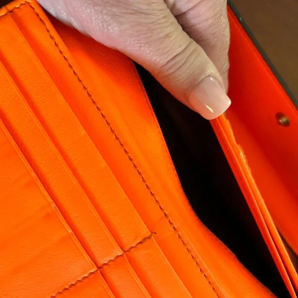 *AUTHENTIC*GUCCI GG SUPREME MONOGRAM ORANGE HEART WALLET - Picture 12 of 15